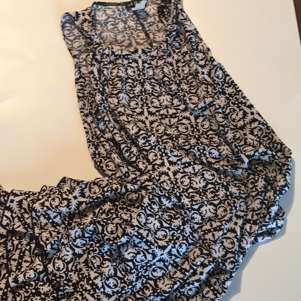 Beautiful babydoll cut black/white dress.
